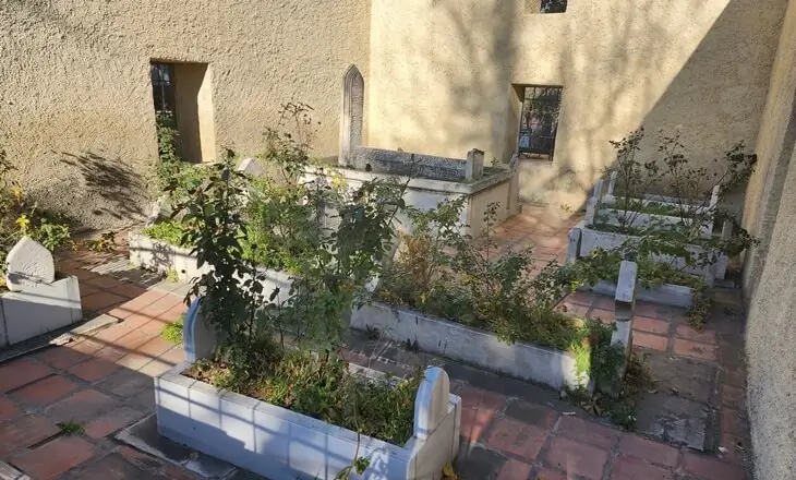 İznik’te bulunan Çandarlı Halil Paşa’nın türbesi; Osmanlı devlet yönetiminde önemli rol oynayan sadrazamın mezar alanı.